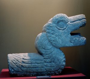 羽毛のある蛇、西暦800〜900年（色の石）
